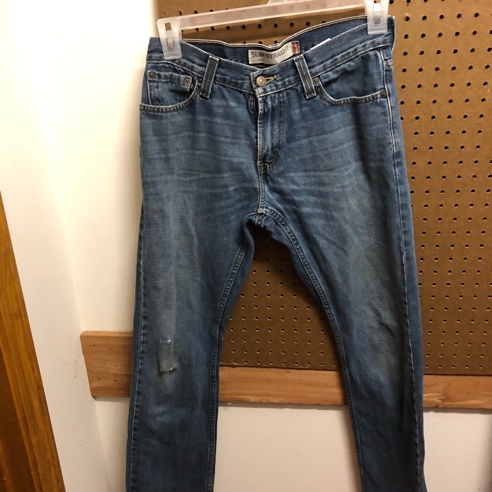 Men’s slim straight jeans.